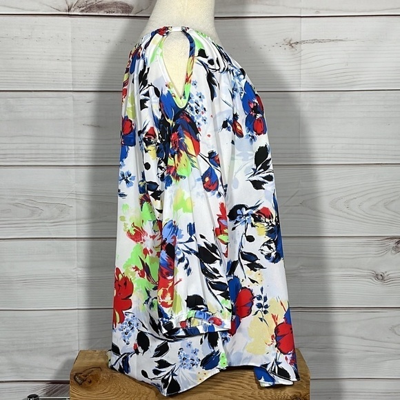 NWT Cold Shoulder White & Multicolor Floral Nygard Tunic Top Size 16P - Picture 2 of 7